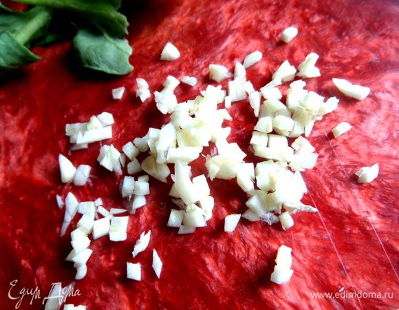 Чеснок измельчить.