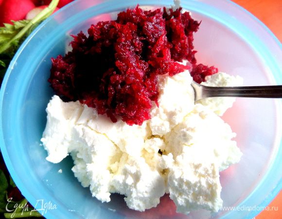 В пастообразный творог отправить свеклу.