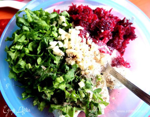 Нарубленную зелень,чеснок,соль,перец тоже.