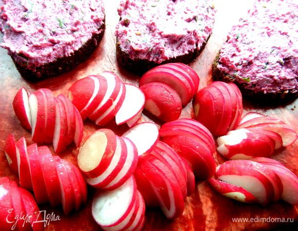 Редиску моем,сушим,чистим и нарезаем на полукруги. Я обычно заранее её мою,чищу и отправляю под крышку в ёмкость и держу в холодильнике до востребования!