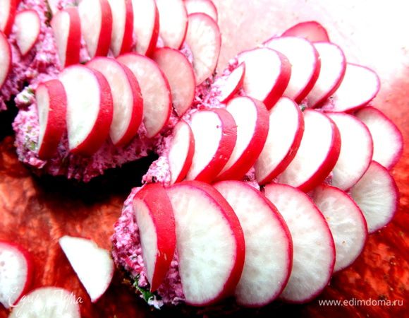 Втыкаем с наклоном в творожную основу.