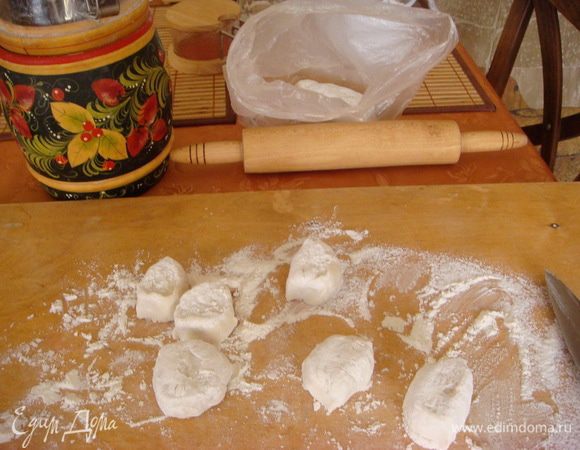 Замесить тесто, здесь я использовала оставшееся тесто от курника, как раз 5 кусочков.