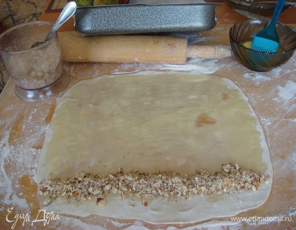 Орехи перемолоть не очень мелко, по желанию слегка обжарить.
Тесто раскатать тонко-тонко и растянуть еще на руках (можно не делать ,но пробовать надо,получается это легко и интересно).
Тесто смазать сливочным маслом 1:1 с подсолнечным (примерно грамм по 50), распределить орехи и свернуть в рулетик не туго. Края защипнуть.