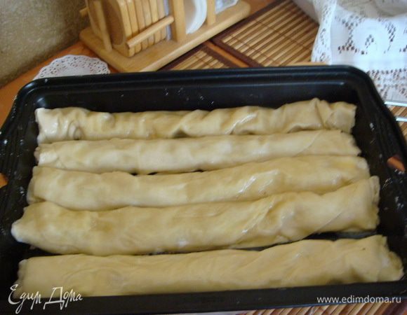 Сверху промазать кисточкой маслом.