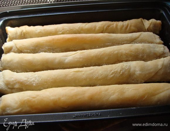 Выпекаем в духовке при 180 градусов,минут 20.
Пока пекутся варим сироп:воду 300 мл.наливаем в сотейник+сахар, даем закипеть и варим на медленном огне минут 5, добавляем корицу.