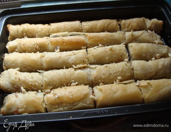 Разрезать полешки и залить горячим сиропом, дать остыть в форме, весь сироп пропитается. Сверху можно посыпать оставшимися орешками.