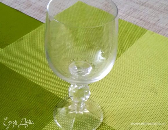 Берем красивый бокал для вина или коктейля.