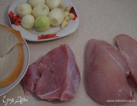 Готовим фарш: куриные грудки и филе индюшачьей грудки перемолоть.Так же перемолоть лук и чеснок.