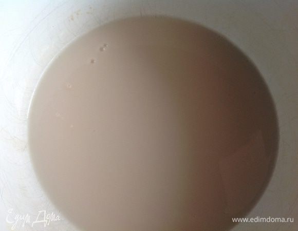 Разведите дрожжи в 225 мл теплой воды и оставьте на 5 минут.