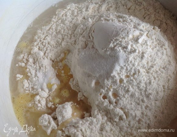 Добавьте муку, соль, 2 ст л оливкового масла, взбитые яйца. Вымешивайте до однородности теста.
