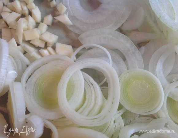 Тем временем приготовим начинку: лук-порей (только белую часть), чеснок и репчатый лук порезать.