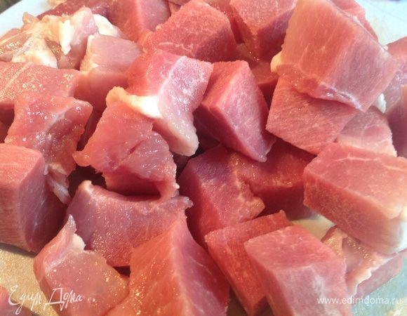 Свинину (у меня задняя часть без кости) нарезать кусочками. 