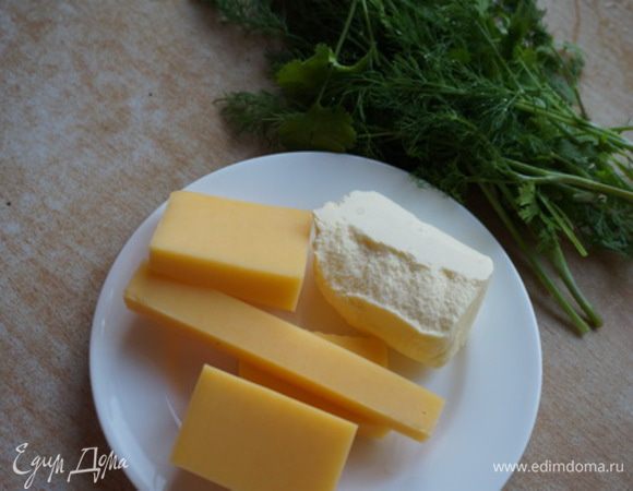 Приготовить начинку для котлет.Помыть зелень. Отварить яйца, нам понадобятся три вареных желтка. Сыр натереть на мелкой терке. Зелень измельчить. Желтки хорошо потолочь.