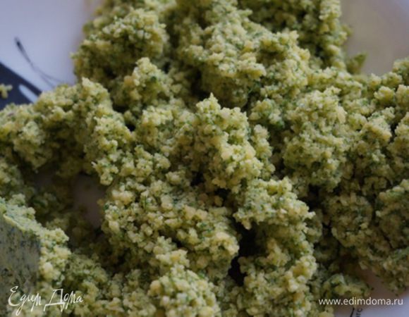 В приготовленную массу добавить мягкое сливочное масло,у меня масло было мерзлое, пришлось класть кусочками (1/2 ч л) в каждую котлету, хорошо все перемешать. 