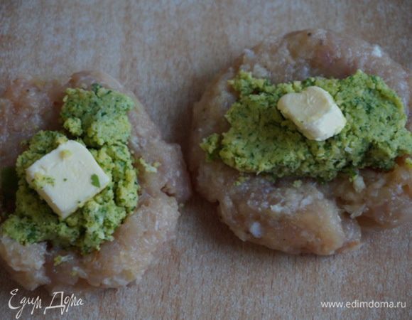 Смочить руки водой, чтобы фарш не прилипал к рукам. Делаем лепешку, на середину которой выкладываем начинку.