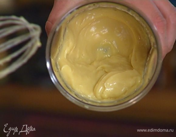Приготовить майонез: соединить желток и горчицу, посолить, влить 1 ч. ложку лимонного сока и взбивать, тонкой струйкой вливая оливковое масло Extra Virgin. Не прекращая взбивать, влить оливковое масло. Когда майонез станет плотным и гладким, влить уксус и взбить еще немного.