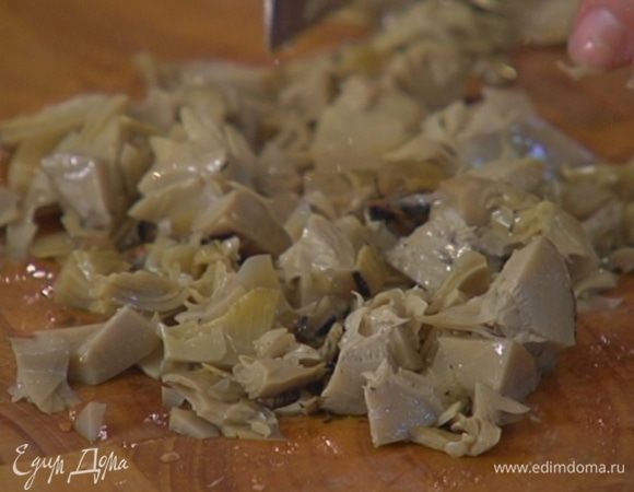 Артишоки нарезать небольшими кусочками.