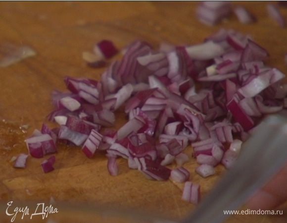 Красный лук почистить и мелко порубить.