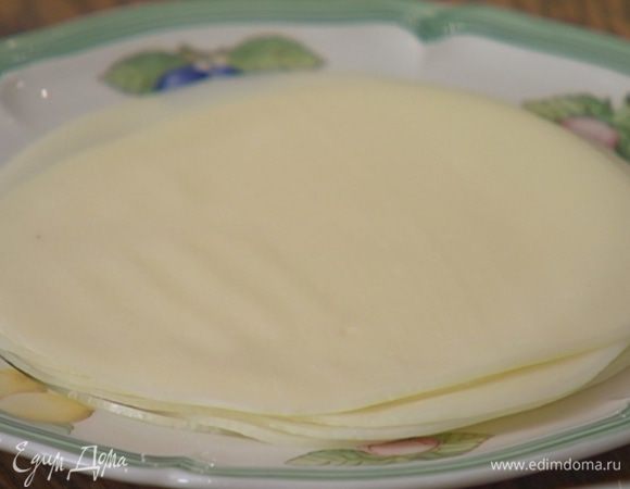 Проволоне порезать тонкими ломтиками.