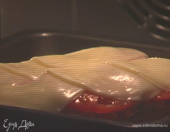 Отправить багет под гриль на 2–3 минуты.