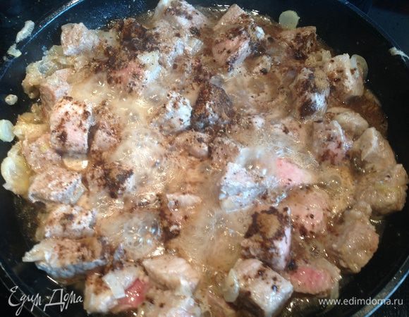 Посолите, поперчите, приправьте корицей, влейте вино и 100 мл горячей воды, перемешайте. Тушите под крышкой 40 минут.