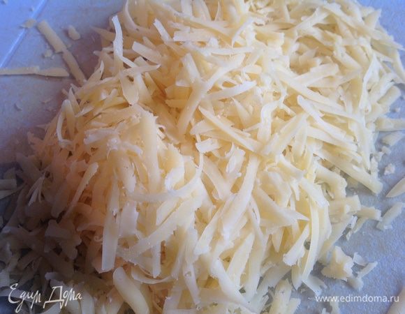 Твердый сыр натрите (у меня гауда и Российский).