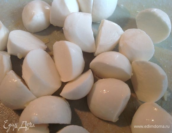 Сыр моцарелла нарежьте (у меня мини, поэтому просто разрезала пополам).