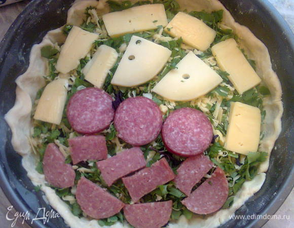 На зелень положить нарезанный сыр и колбасу.