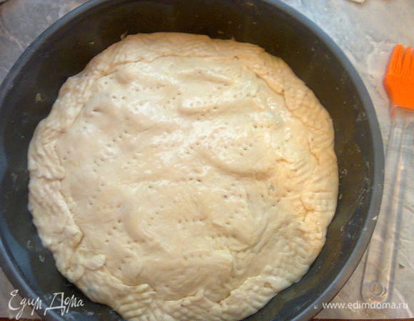 Сверху накрыть тестом, залепить край пирога с помощью вилки, сверху сделать проколы вилкой,чтобы выходил пар..смазать яйцом( оставить немного и смешать с кефиром) сверху можно посыпать зирой... 