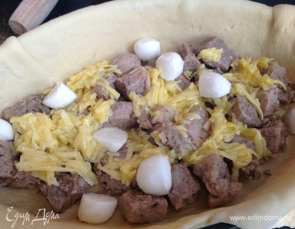 ... сверху сырную смесь, тоже половину...