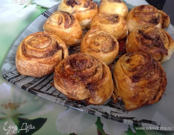 Из обрезков теста у меня получились вот такие маленькие булочки,получилось их 10 штучек: я собрала образки в шар, раскатала пласт теста, присыпала сахаром и корицей, завернула в рулет и нарезала. После чего смазала взбитым яйцом и выпекала при 180 градусах 25 минут. Ой, что-то я отвлеклась.