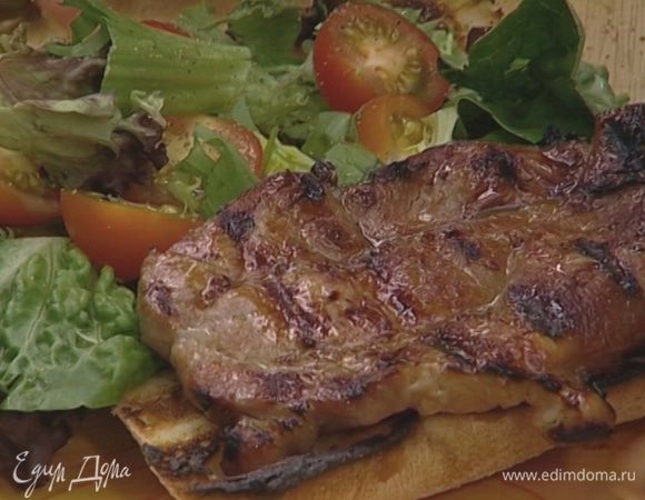 Положить на одну половину несколько разрезанных помидоров, горсть листьев салата и кусок мяса. Поперчить и накрыть другой половиной хлеба.