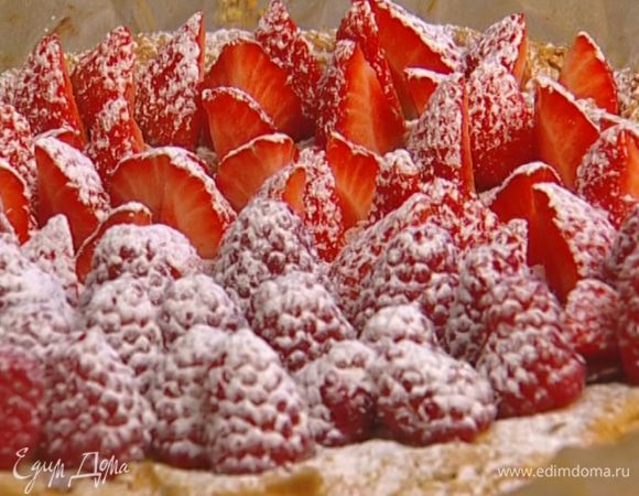 Посыпать сахарной пудрой.