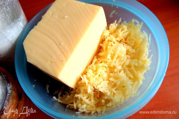 Сыр мелко натереть.