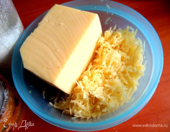 Сыр мелко натереть.