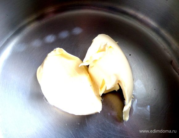 В кастрюле с толстым дном налить воду и положить туда 25 г масла.