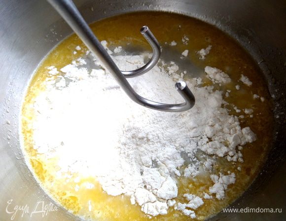 Снять с огня и всыпать муку. Взбить миксером с насадкой "крючки".