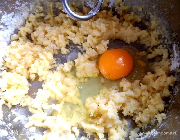 Добавить яйцо. Взбить снова...