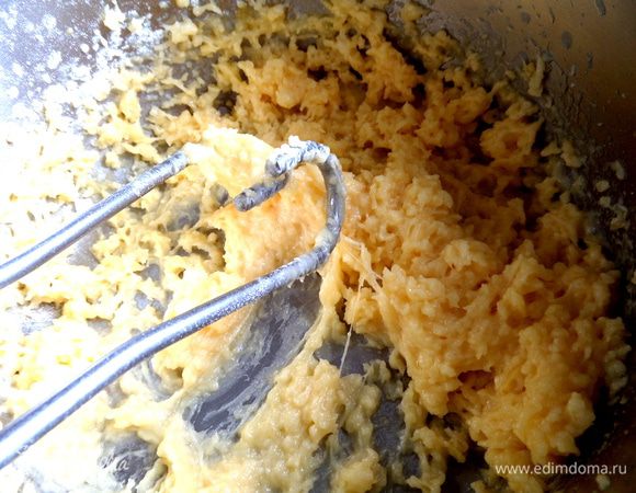 Масса ещё тёплая и сыр сразу плавится.