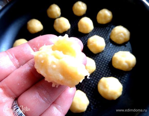 Смочить пальцы в растительном масле и взять ложкой шарик теста размером с грецкий орех.