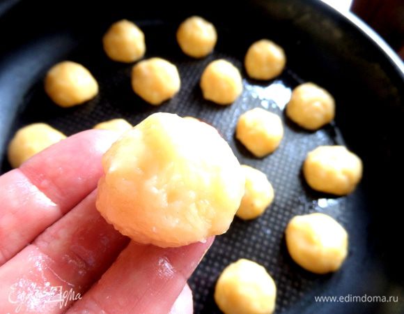 Скатать в ладонях шаричек.