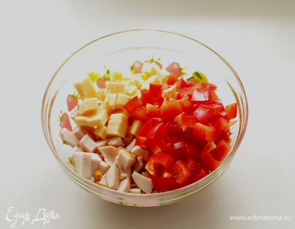 Приготовим начинку: порежем все кубиками.