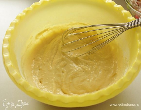 Для теста: венчиком взбить яйца с солью.