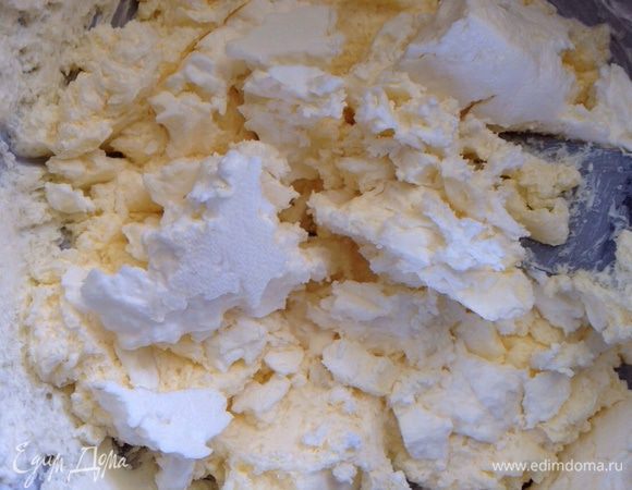 Добавить творог и еще раз хорошо все растереть до однородной массы.
