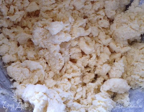 Муку просеять с разрыхлителем. Постепенно подсыпая к творожно-масляной массе, превратить все в довольно крупную крошку.