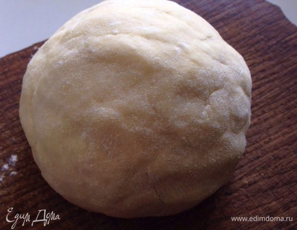 Добавить холодное молоко (или воду) и замесить не крутое тесто. По необходимости можно добавлять муку, при замесе! Собрать тесто в шар и убрать в холодильник на 30 минут.