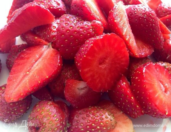 Для начинки.
Клубнику вымыть и нарезать ломтиками.