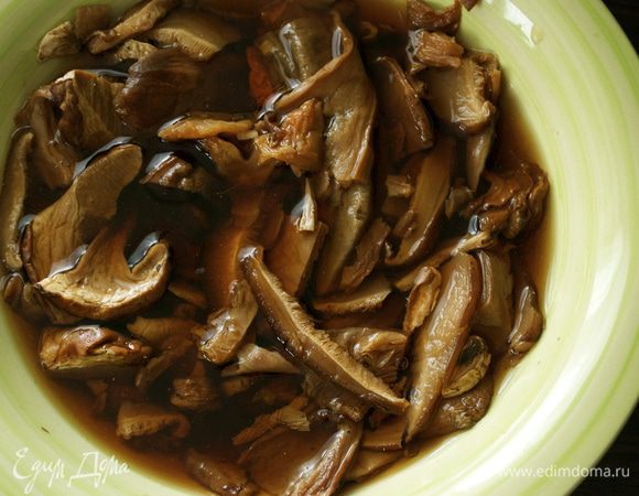 Грибы заранее замочить на 1 час в горячей воде. 2 яйца отварить вкрутую. Очистить и порубить.