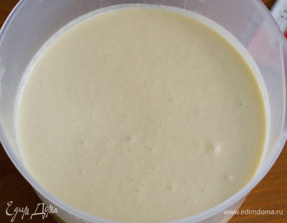 Заранее приготовить тесто для блинов. Смешать все ингредиенты; яйца, молоко, муку, растопленное сливочное масло, сахар и соль. Взбить во избежание комочков. Отставить в сторону на время, пока будет готовиться начинка... 