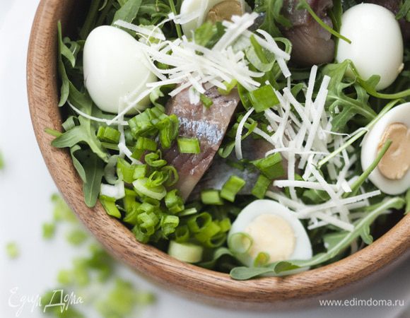 Полить салат заправкой, перемешивать не нужно!